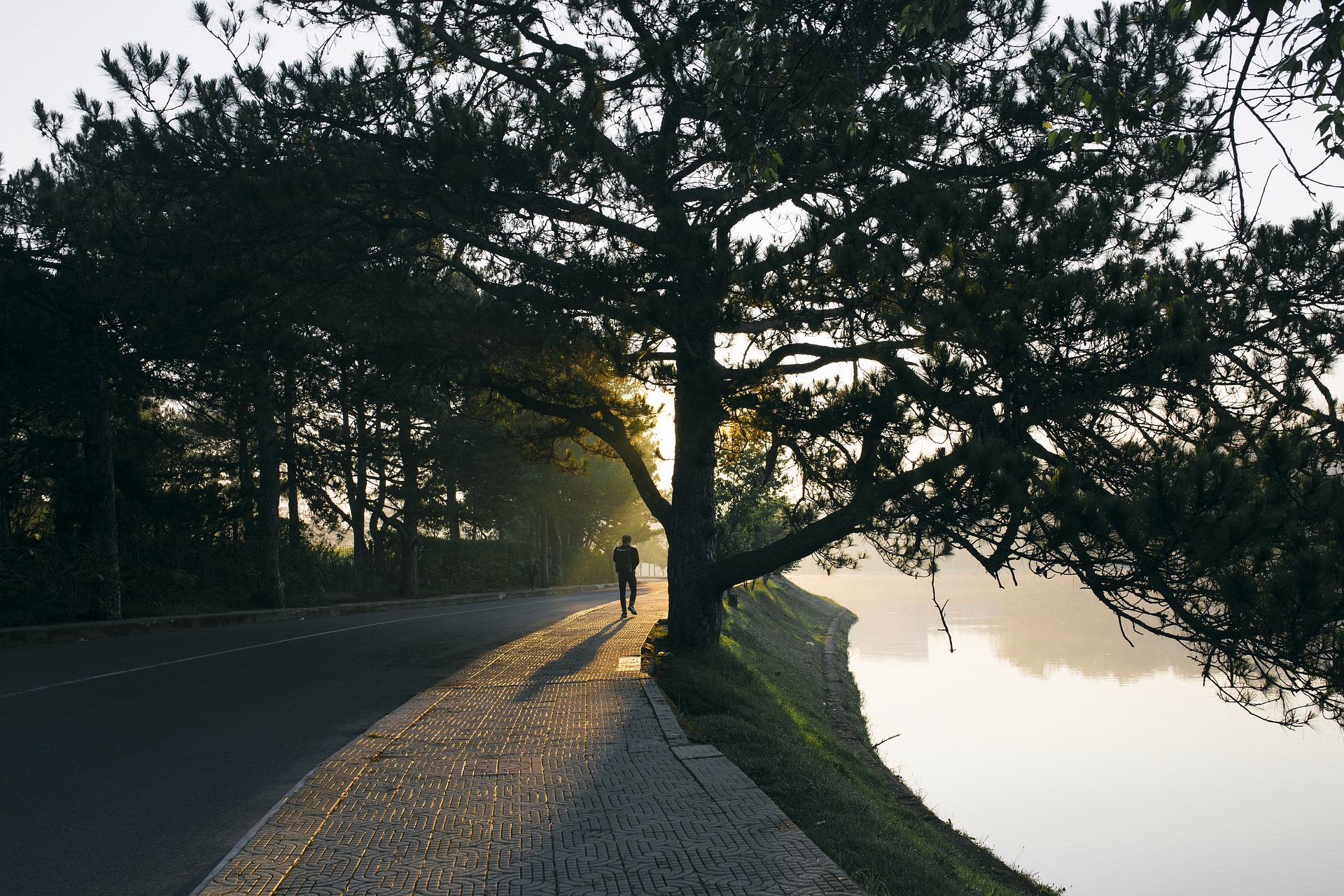 Chemin au bord d'un lac au levé du soleil